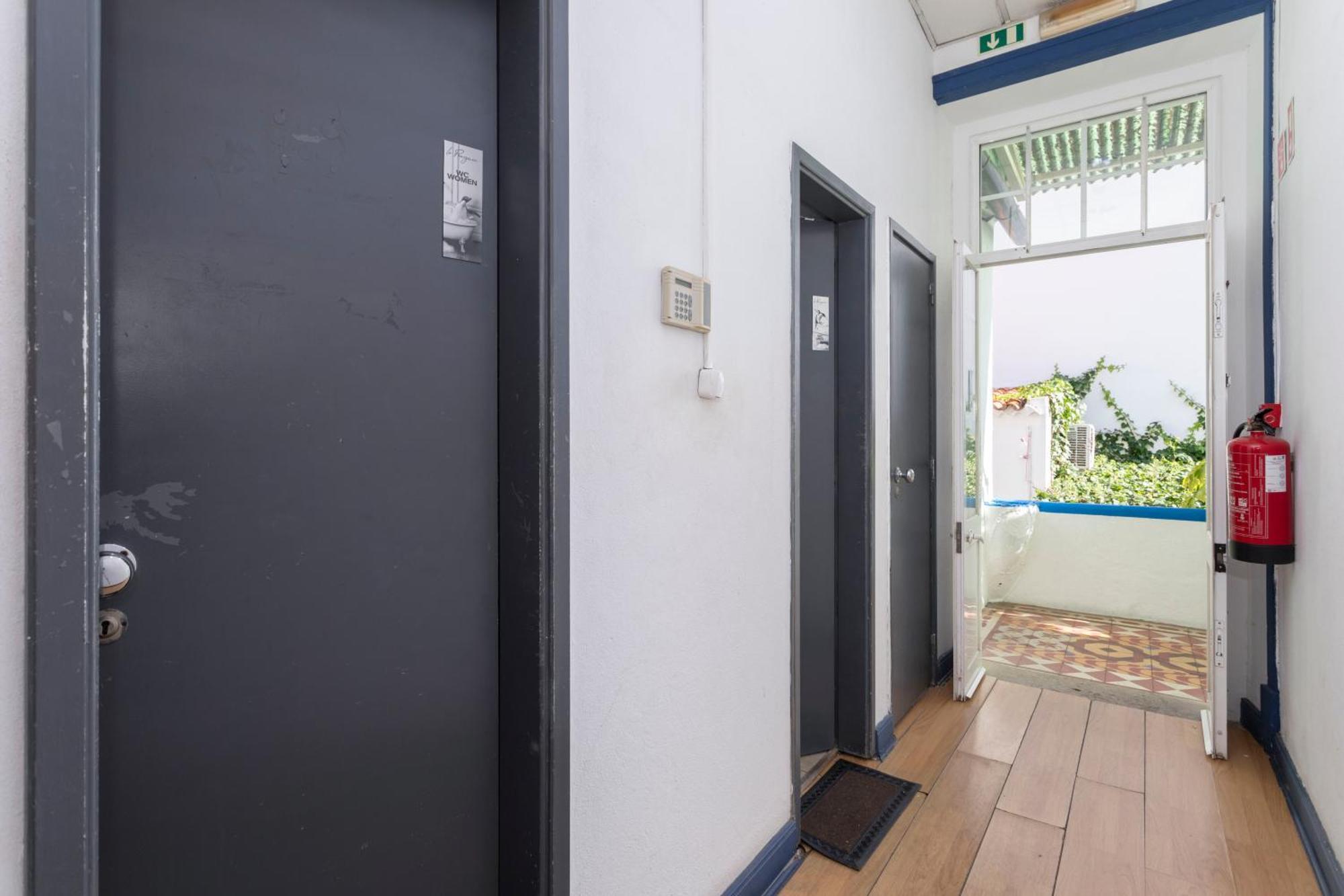Le Penguin Hostel Фаро Екстериор снимка